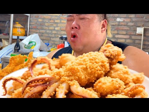 Monkey King made a big fried squid that was even bigger than his face. It was fried golden and cris