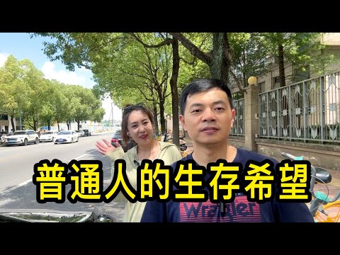 在上海住車上開網約車，一個月掙七千多，女士說這是普通人的生存希望