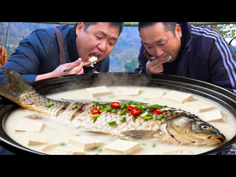 10條鯽魚，二弟做“鯽魚一鍋燉煮”，湯汁鮮嫩香甜超滿足【鐵鍋視頻】