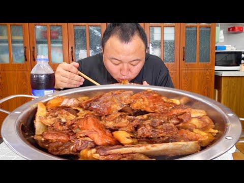 🔥【铁锅炖排骨】开盖瞬间香迷糊了！排骨炖到脱骨！汤汁浓到拌饭！阿强这手艺真的绝了！馋哭了别怪我！