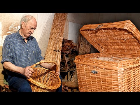 Emilio, the master basket maker. Elaboration with wicker of baskets and other artisan pieces