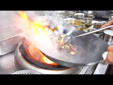 送酒一流【鑊氣炒蜆】師傅秒炒 簡直快又專業 唔知你想食邊碟？Hong Kong chef quickly stir-fries clams in a wok, professionally.