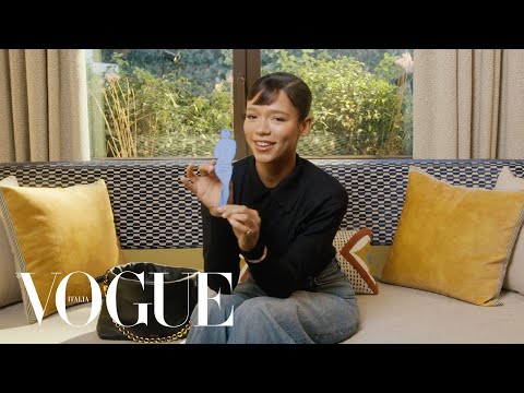 Taylor Russell rivela cosa custodisce nella sua borsa | Vogue Italia