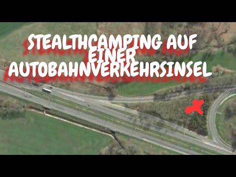 Stealth camping auf einer Autobahn-Verkehrsinsel