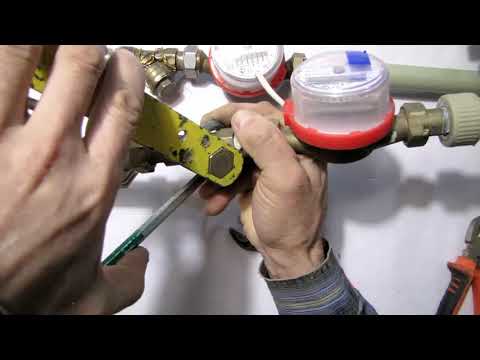 Removing the mesh filter cover on an apartment water supply system (plumber's tool)