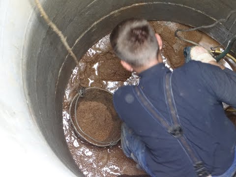 Ruční kopání studny - hand digging a well