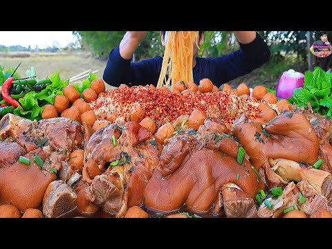 ก๋วยเตี๋ยวขาหมูตุ๋นแกล้มผักพริกสดแซ่บคักขนาดครับพี่น้อง ASMR MUKBANG EATING SHOW#โก้อีสานพาแดก 