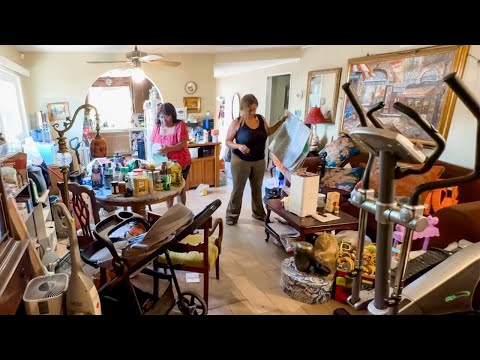 DECLUTTERING MY SISTER'S CRAZY MESSY LIVING ROOM! I'm shocked she's ready to declutter 😱 (Ep. 1)