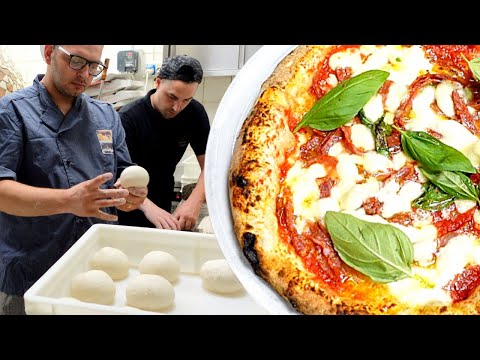 Pizzaiolo Napoletano prepara l'impasto per la Pizza napoletana nella Pizzeria "Loffredo" di Roma 🇮🇹
