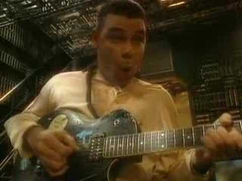 Red Dwarf - Lister plays the Guitar
