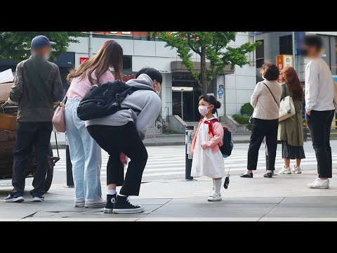 ENG) How a little girl crosses a crosswalk