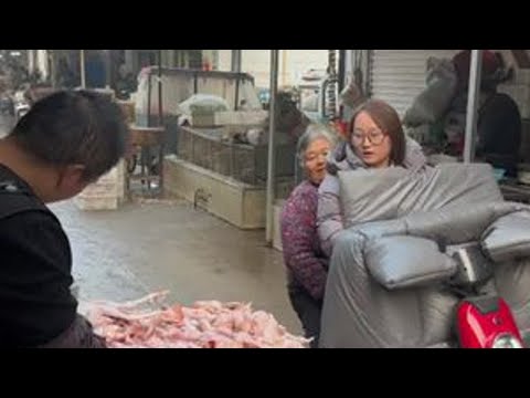 美女买鸡竟提出奇葩要求，当场掏出巨型排骨要老板帮加工#美食 #记录真实生活