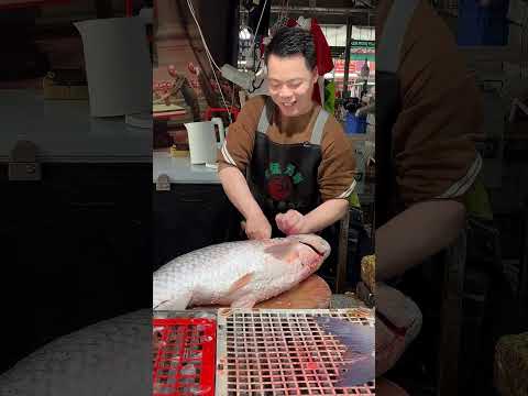 靓女买条22斤的巨货靓鱼回去，她哥请未来丈母娘吃饭，成不成就看这条鱼了！#刀工 #杀鱼技术 #厨房菜刀