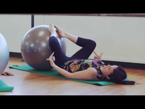 Séance de pilates + étirements avec un ballon