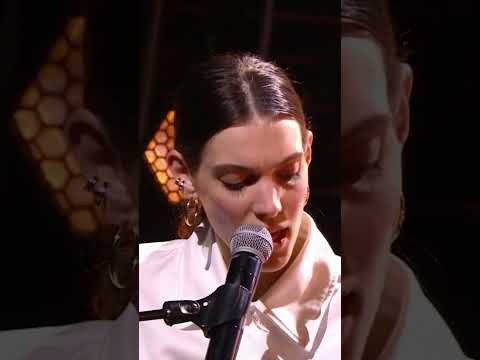 Charlotte Cardin chante "Meaningless" en live !