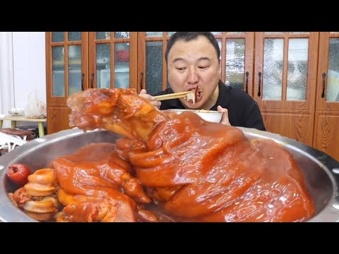 🔥【Warning of the delicious肘子 over rice!】The father-in-law generously gave away pork肘s and pig trot