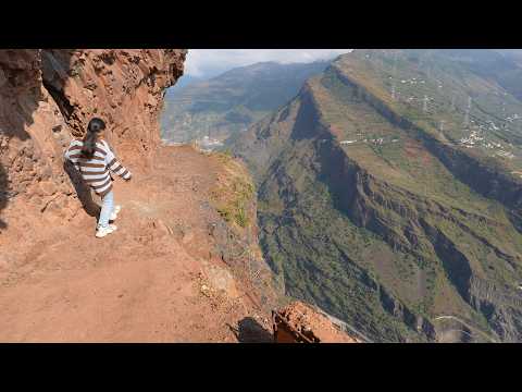 The path on the cliff in Yunnan has a vertical drop of nearly 1,000 meters. It's so scary