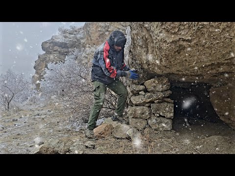 extrem winter survival camping /A strange and safe shelter in a snowstorm in the mountains.