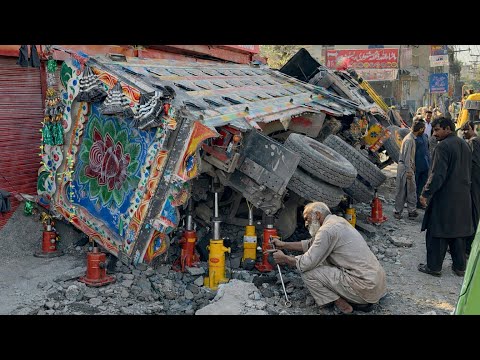 This Elderly Mechanic Fixed an Overturned Truck on the Street / Old Mechanic Does the Impossible