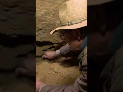 L’entrée d’une tombe fermée depuis l’Antiquité