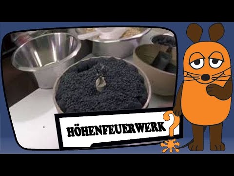 Ein Großfeuerwerk wird in Handarbeit gefertigt.