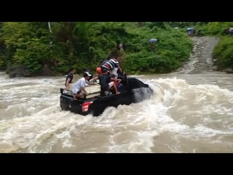 Begini Jadinya Mobil 4x4 Gagal Menyeberangi Sungai - Toyota Hilux Mitsubish Triton 4x4 Lewati Sungai
