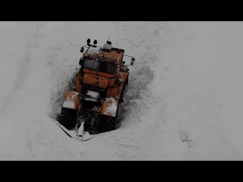 Трактор КИРОВЕЦ. Бью дороги. Вытаскиваю КАМАЗ из кювета.