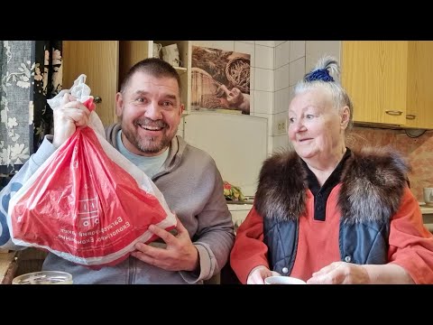 Приехал к маме с Гостинцами