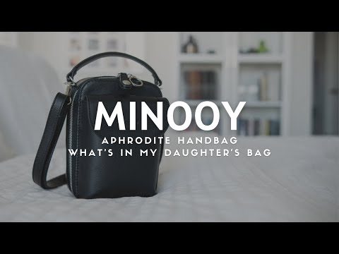 Minooy Handbag Aphrodite - what's in my daughter's bag
