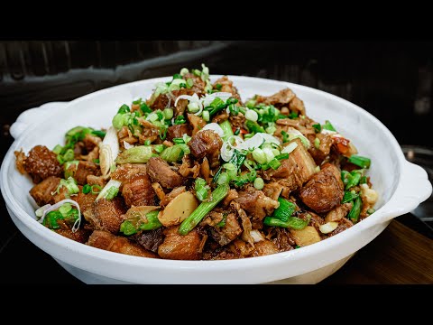 廣東話影片｜梅菜燜豬肉｜甚麼都係假，最緊要好送飯｜家廚就是要一工多用，這道菜能夠額外生產豬油作其他用途｜經過一個程序，就能讓梅菜爽口無比！｜加蒜苗也能夠提升營養