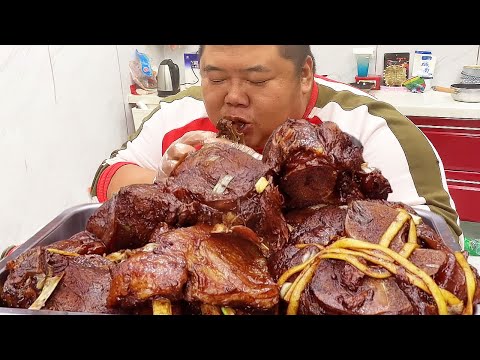 Monkey's whole 20kg donkey was stewed in a pot  eating bones and drinking wine with his friends. It