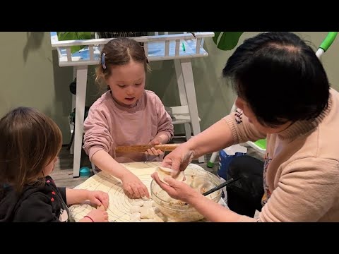 姥娘教奥莉和菲利帕包饺子，北欧挪威的厨房瞬间有了中国的烟火气