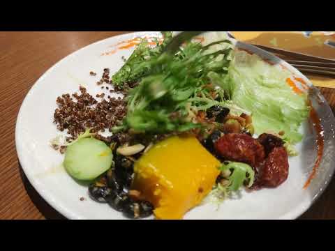 萬聖節活動期間，高雄漢來海港城巨蛋店吃到飽，以新鮮海鮮與多國料理聞名。提供生魚片、螃蟹、牛排及甜點等豐富選擇，環境寬敞高雅，適合家庭聚餐與慶祝節日，是高雄人氣極高的自助式吃到飽餐廳。#皮爺吃貨在底家 