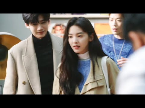 章若楠和白敬亭穿著情侶裝現身，情侶身份公開羡煞旁人