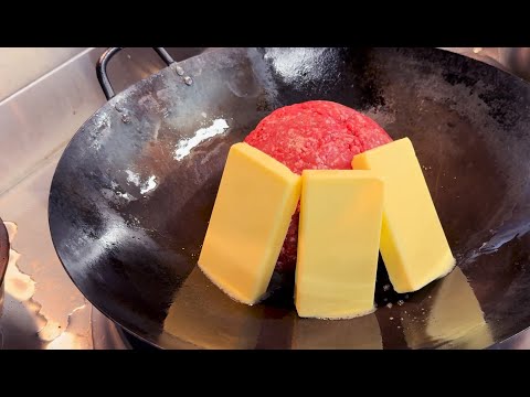 にんにく挽肉バターじょうゆ炒飯です。This is fried rice with minced garlic, butter and soy sauce.