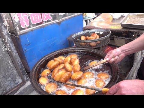 河南大叔做传统小吃40年，一块钱一个出摊就被抢，能吃上全靠运气