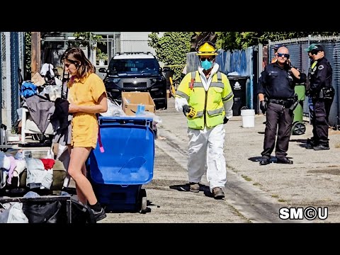 𝗖𝗟𝗘𝗔𝗥𝗜𝗡𝗚 𝗧𝗛𝗘 𝗪𝗔𝗬: LAPD Assists in Removing Encampment Gear During Homeless Sweep in Venice