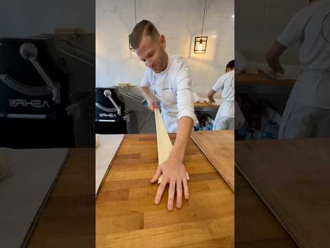 Le spécialiste du CROISSANTS GÉANT nous montre sa technique! L’art de la viennoiserie #food #bakery