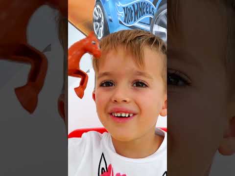 Vlad et Niki jouent avec des masques magiques amusants