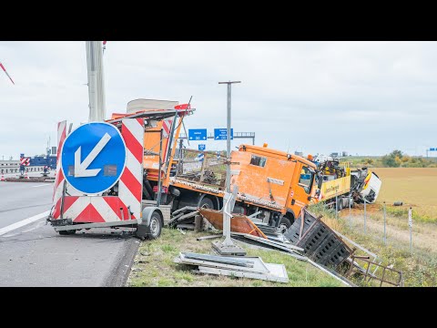 17.10.2022 - Semi truck crashes into construction protecting trucks