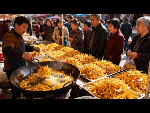 中国成都传统美食市场与街头美食，美味的米老鼠，人气爆满的剪刀土豆，蛋烘糕，香煎毛豆腐，玉米饼，火爆肥肠，开了34年的春卷，冒烤鸭，手撕烤兔，糖炒板栗，各种卤味，红油兔丁，酸辣粉等等