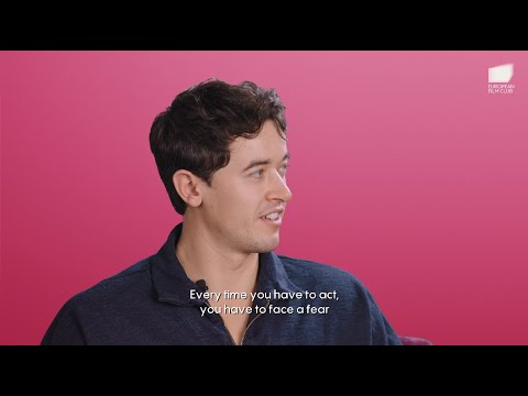 Tom Blyth to young actors: "Don't be afraid to be ugly, messy, to be not perfect."