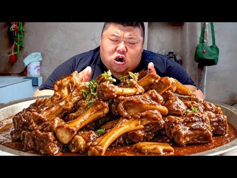 Monkey Brother made braised spareribs, chewing the bones and drinking wine, it was so cool!