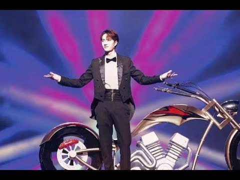 王一博化身最强魔术师，骑着最爱的大摩托来了！