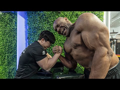 HULK Bob sapp VS ARMWRESTLING