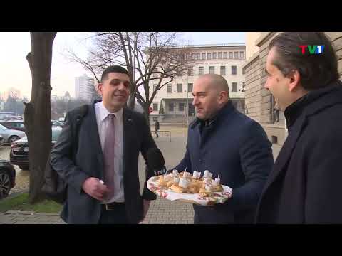 БАНИЦА С ПИПЕРЛИВИ КЪСМЕТИ ЗА ДЕПУТАТИТЕ