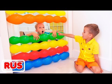 Влад и Никита играют с воздушными шариками