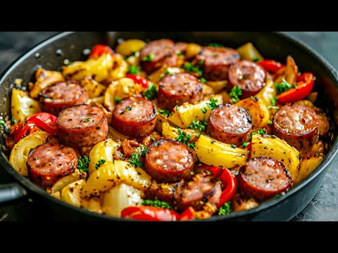 Gebratener Kohl mit Würstchen und Speck ist so lecker! Ein einfaches Rezept für einen heißen Sommer!