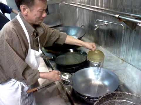 How professional chef season their carbon steel wok （ 怎么开锅的过程 )