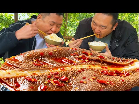 天氣越來越冷，二弟回家做“毛肚火鍋”，香辣脆爽下飯吃太爽了【鐵鍋視頻】